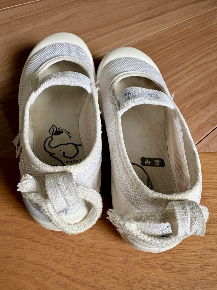 上履きのかかとに縫い付けた白い紐のループ
